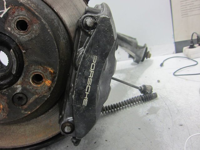 Zacisk hamulcowy tylny lewy 7P0615423 PORSCHE
