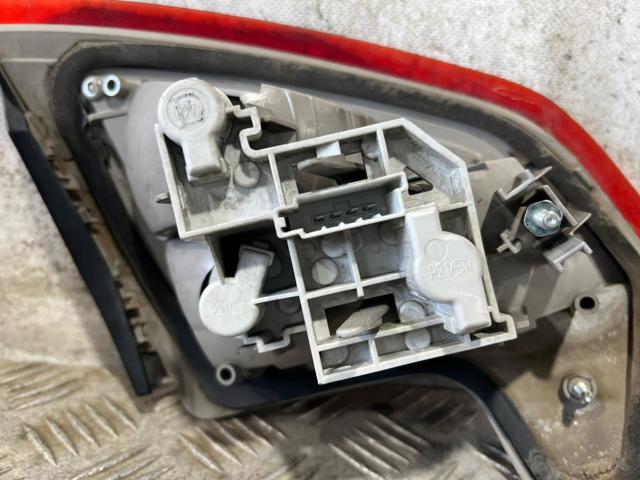 Lampa zespolona tylna prawa wewnętrzna 7S7113A602 FORD