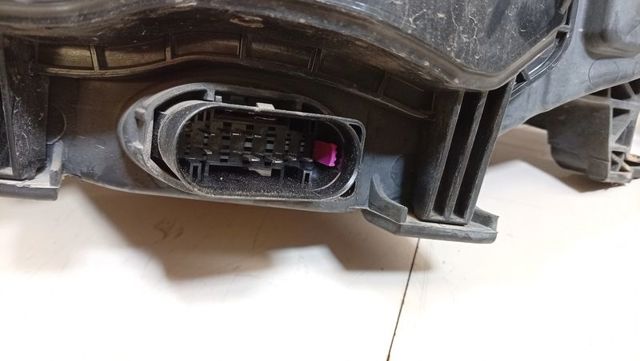Reflektor prawy 7S7113W029EF FORD