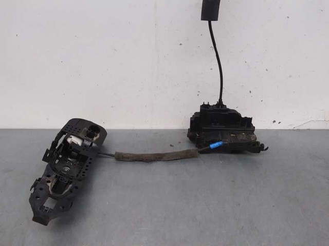 Zamek drzwi przednich prawych 805020001R RENAULT
