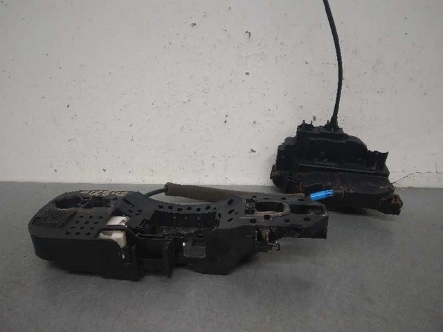 Zamek drzwi przednich prawych 805020001R RENAULT