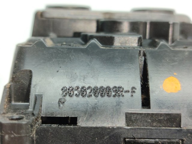 Zamek drzwi przednich prawych 805020009R RENAULT