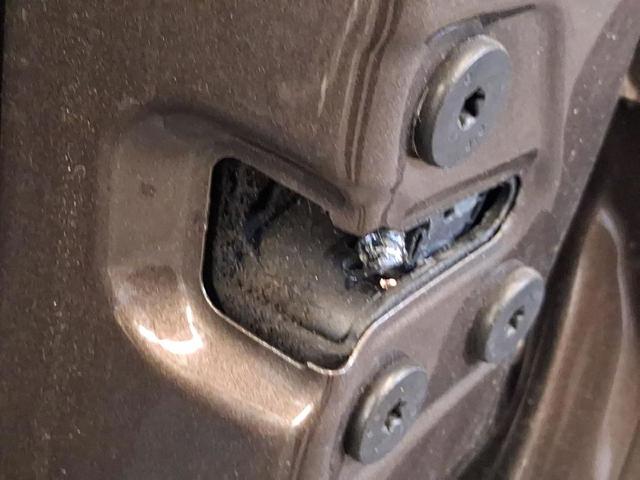 Zamek drzwi przednich prawych 805023720R RENAULT