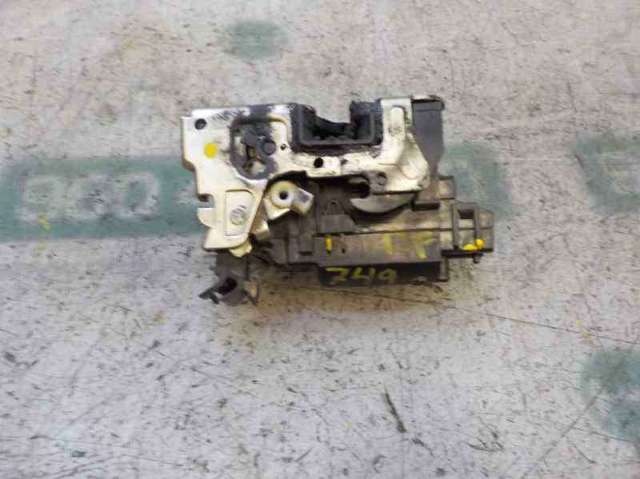 Zamek drzwi przednich prawych 805025267R RENAULT