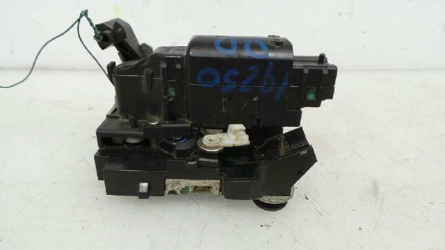 Zamek drzwi przednich prawych 805025267R RENAULT