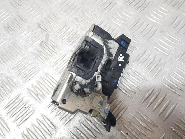 Zamek drzwi przednich prawych 805025267R RENAULT