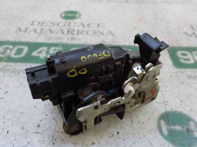 Zamek drzwi przednich prawych 805025267R RENAULT