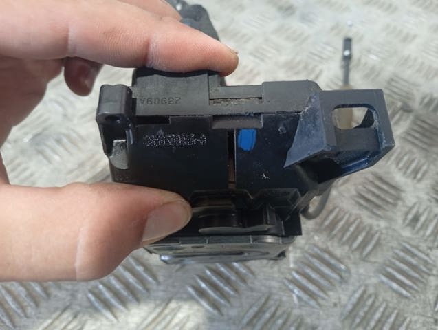 Zamek drzwi przednich lewych 805030001R RENAULT