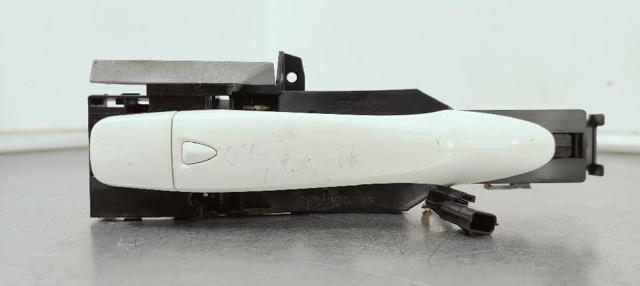 Zamek drzwi przednich prawych 8061021133 NISSAN