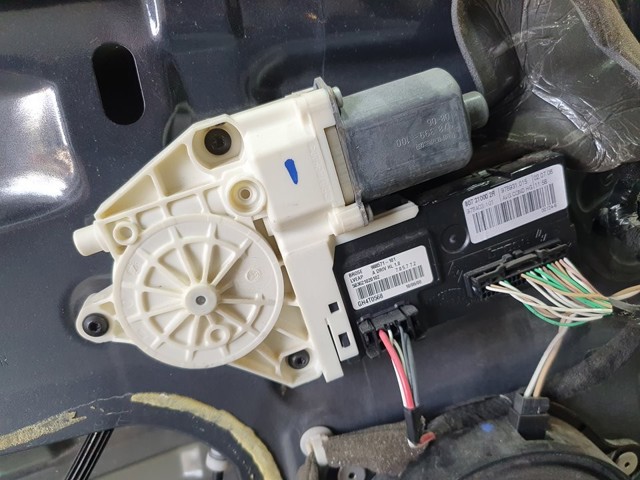 Mechanizm podnoszenia szyby drzwi przednich lewych 807010002R RENAULT