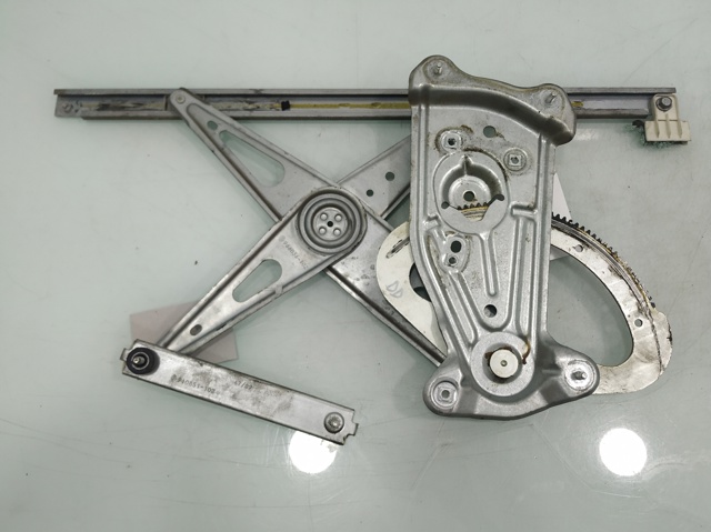 Mechanizm podnoszenia szyby drzwi przednich prawych 807200001R RENAULT