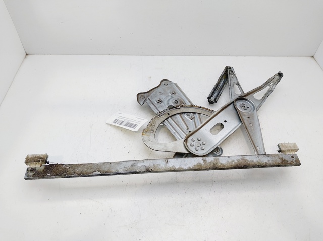 Mechanizm podnoszenia szyby drzwi przednich prawych 807200001R RENAULT