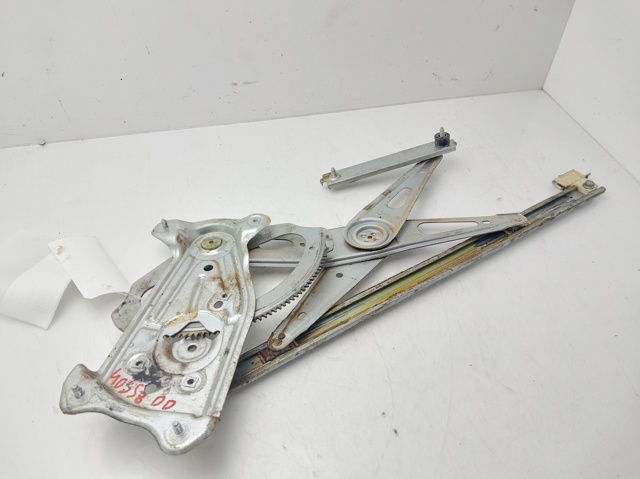 Mechanizm podnoszenia szyby drzwi przednich prawych 807200001R RENAULT