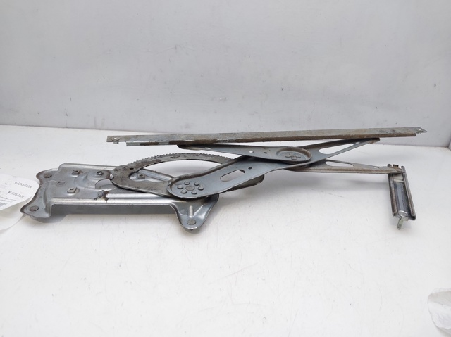 Mechanizm podnoszenia szyby drzwi przednich prawych 807200001R RENAULT
