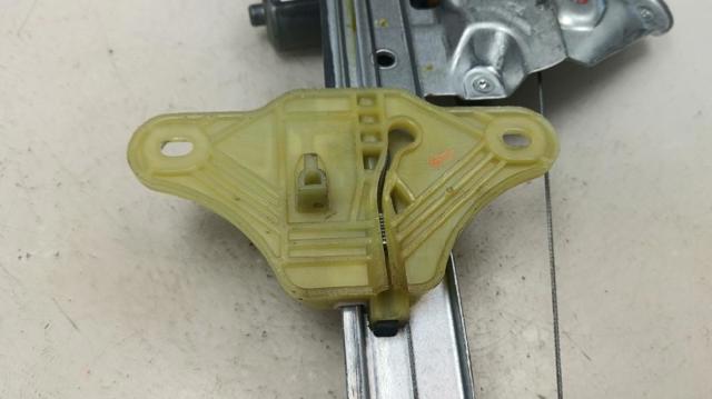 Mechanizm podnoszenia szyby drzwi przednich prawych 807201952R RENAULT