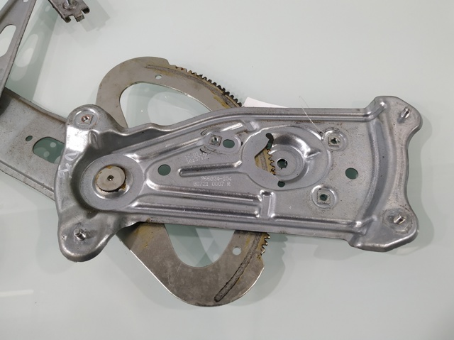 Mechanizm podnoszenia szyby drzwi przednich lewych 807210007R RENAULT
