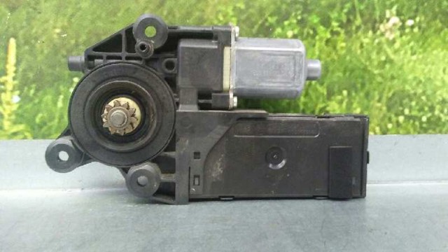 Silniczek podnośnika szyby drzwi przednich lewych 807310246R RENAULT