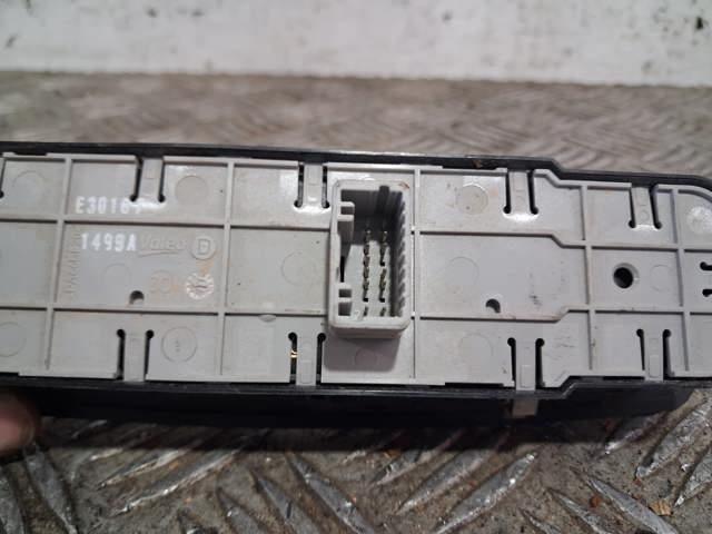 Panel przyciskowy sterowania podnośnikiem szyby przedni lewy 809610006R RENAULT