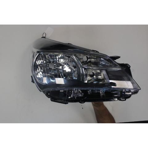 Reflektor prawy 811300DA10 TOYOTA