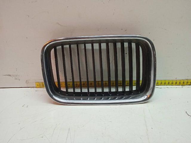 Atrapa chłodnicy prawa 8122238 BMW