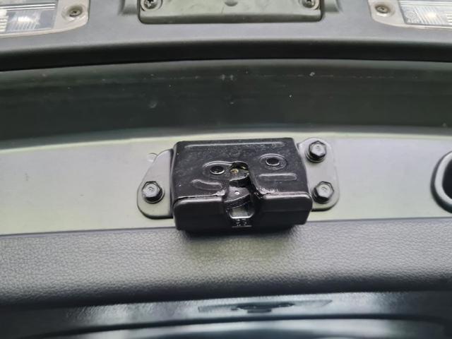 Zamek klapy bagażnika (3/5 drzwi tylnych) 812303W000 HYUNDAI