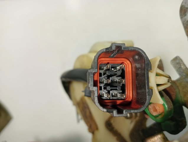 Zamek drzwi przednich lewych 813103E010 HYUNDAI