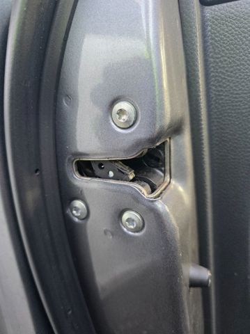 Zamek drzwi przednich lewych 813103Z000 HYUNDAI