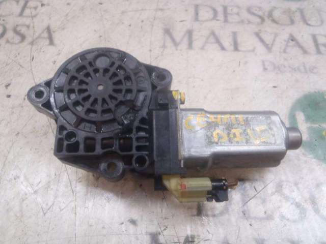 Zamek drzwi przednich lewych 813111F010 HYUNDAI