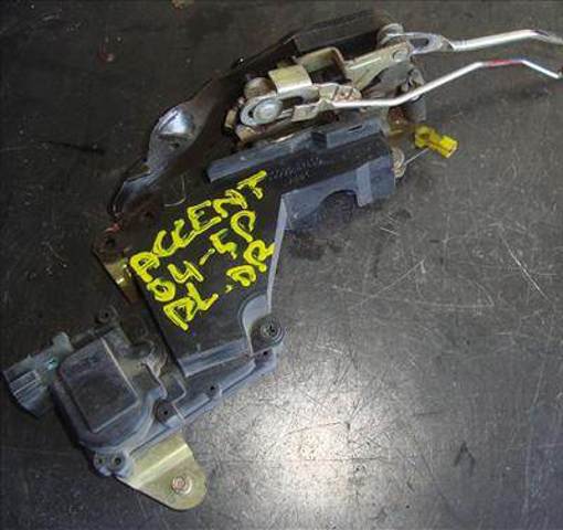 Zamek drzwi przednich prawych 8132025030 HYUNDAI