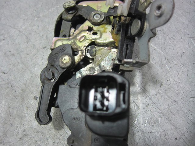 Zamek drzwi przednich prawych KIA Cerato 1 LD