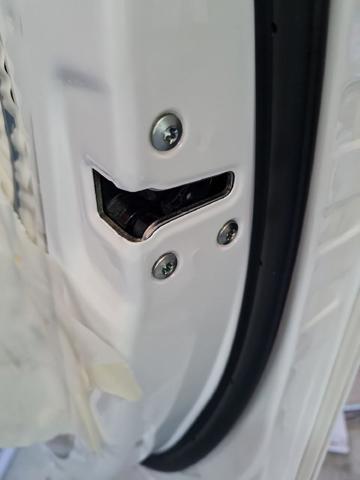 Zamek drzwi przednich prawych 813202Y000 HYUNDAI