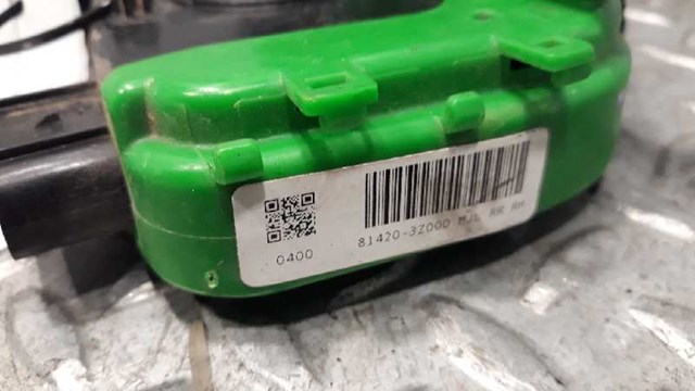 Zamek drzwi tylnych prawych 814203Z000 HYUNDAI