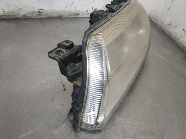 Reflektor lewy 8200002845 RENAULT