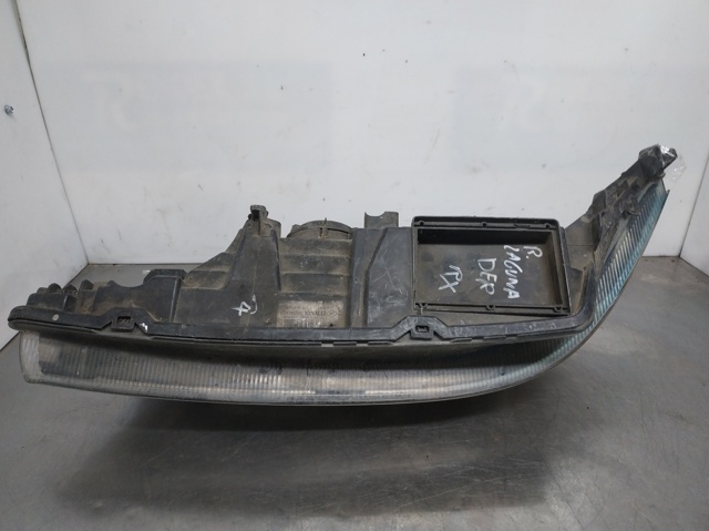 Reflektor prawy 8200002847 RENAULT