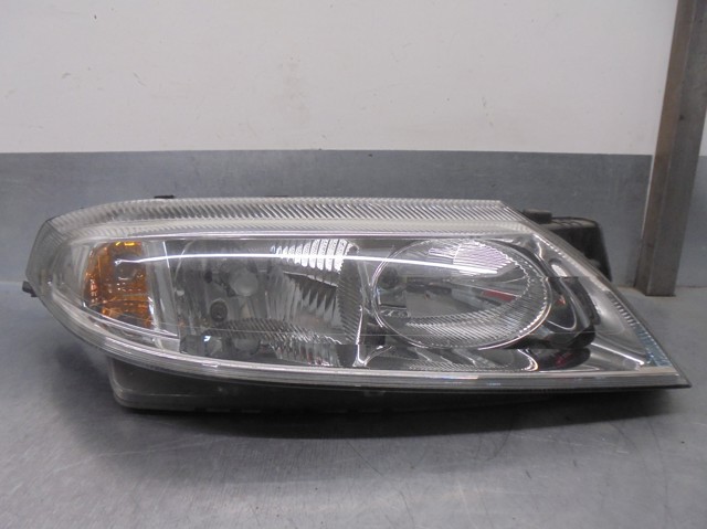Reflektor prawy 8200002847 RENAULT