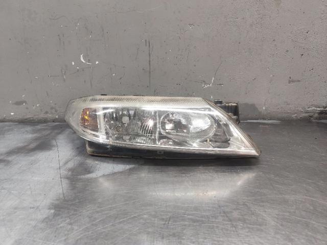 Reflektor prawy 8200002847 RENAULT
