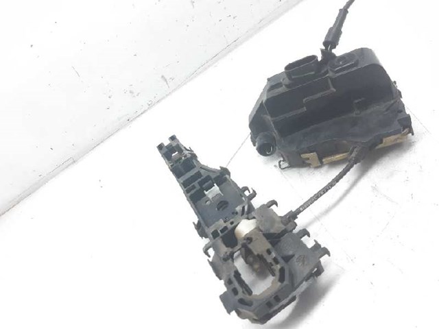 Zamek drzwi przednich prawych 8200027779 RENAULT