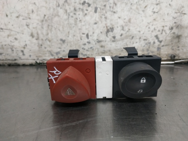 Przycisk włączania światła awaryjnego 8200095493 RENAULT