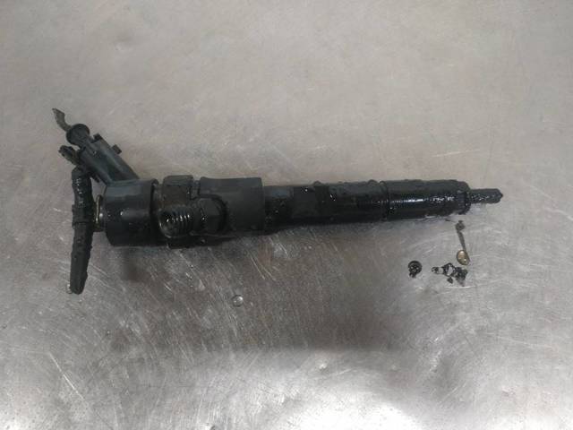 Wtryskiwacz paliwa 8200100272 RENAULT