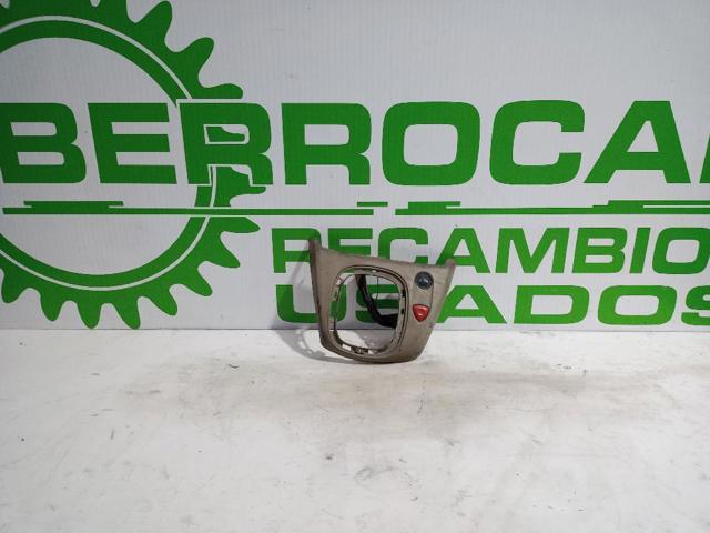 Przycisk włączania światła awaryjnego 8200107808 RENAULT