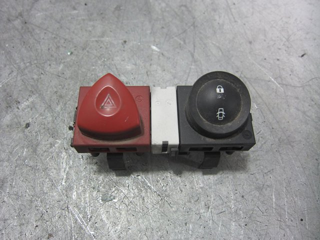 Przycisk włączania światła awaryjnego 8200107808 RENAULT
