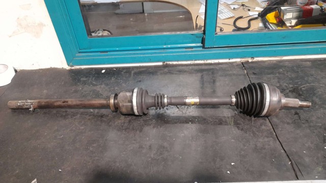 Półoś napędowa przednia prawa 8200133289 RENAULT