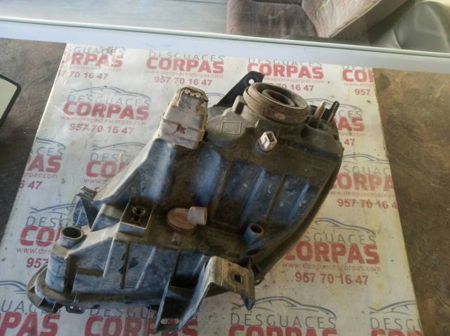 Reflektor prawy 8200150617 NISSAN