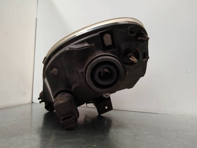 Reflektor prawy 8200150617 RENAULT