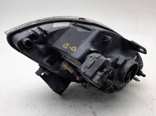 Reflektor prawy 8200150617 RENAULT