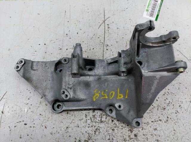 Wspornik alternatora 8200183234 RENAULT