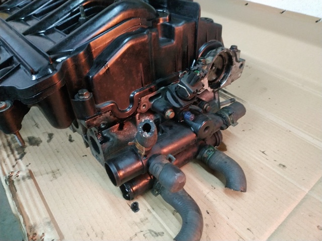 Pokrywa zaworowa 8200193970 RENAULT