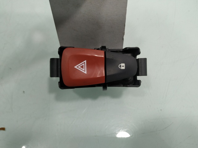 Przycisk włączania światła awaryjnego 8200214896A RENAULT