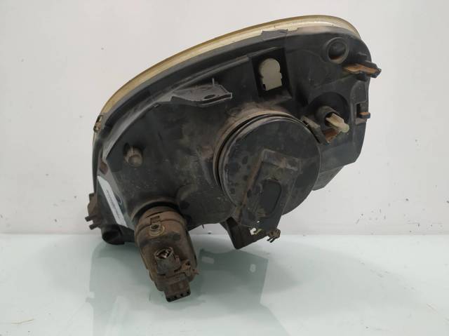 Reflektor prawy 8200236591 RENAULT