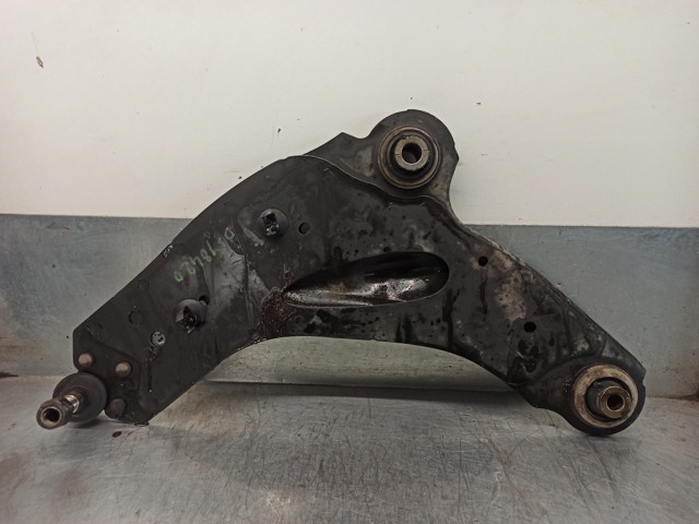 Wahacz zawieszenia przedniego dolny lewy 8200247898 RENAULT